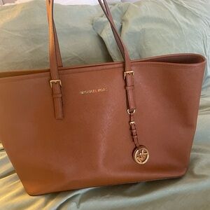 Michael kors classic tote bag! Large capacity. Good condition , hardly any wear